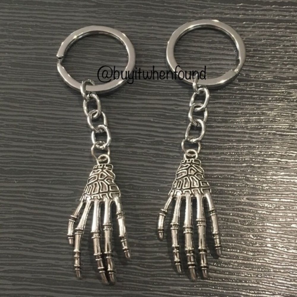 Skeleton Hand Gothic Skull Keychains - Picture 5 of 10
